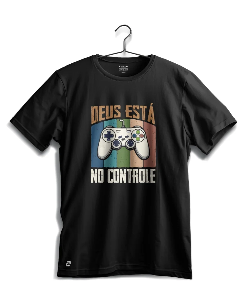 camiseta Zarim com estampa de controle e frase Deus está no controle