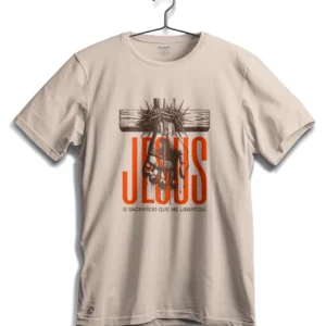 camiseta Zarim com estampa de mão perfurada e frase O sacrifício que me libertou