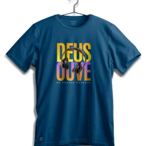 camiseta Zarim com estampa de fones e frase Deus ouve