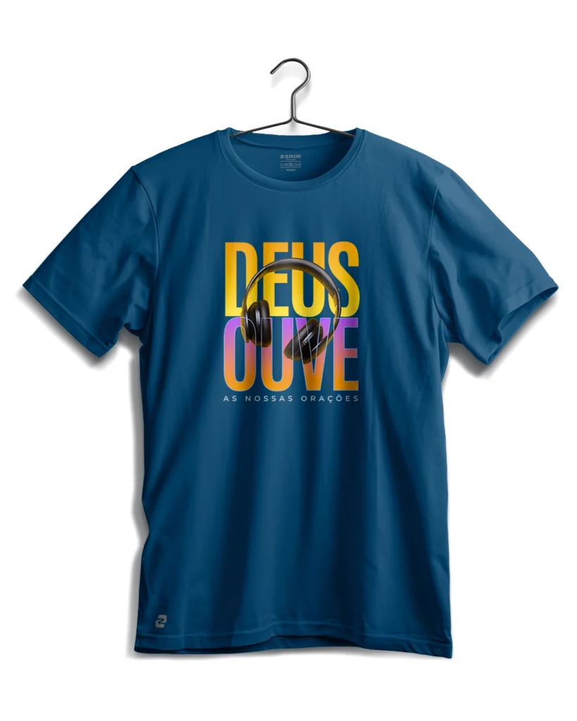 camiseta Zarim com estampa de fones e frase Deus ouve