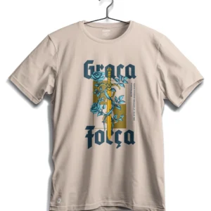 camiseta Zarim com estampa de espada e rosas Graça e Força