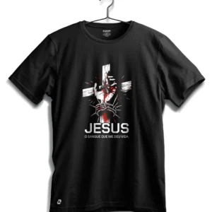 camiseta Zarim com estampa de mão cravada e frase O sangue que me deu vida