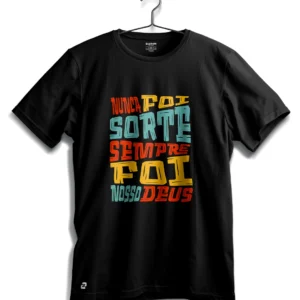 camiseta Zarim com estampa colorida Nunca foi sorte sempre foi Deus
